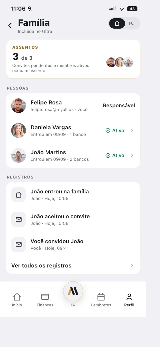 Tela Família do aplicativo, com três pessoas ativas, os assentos ocupados e o registro de atividades