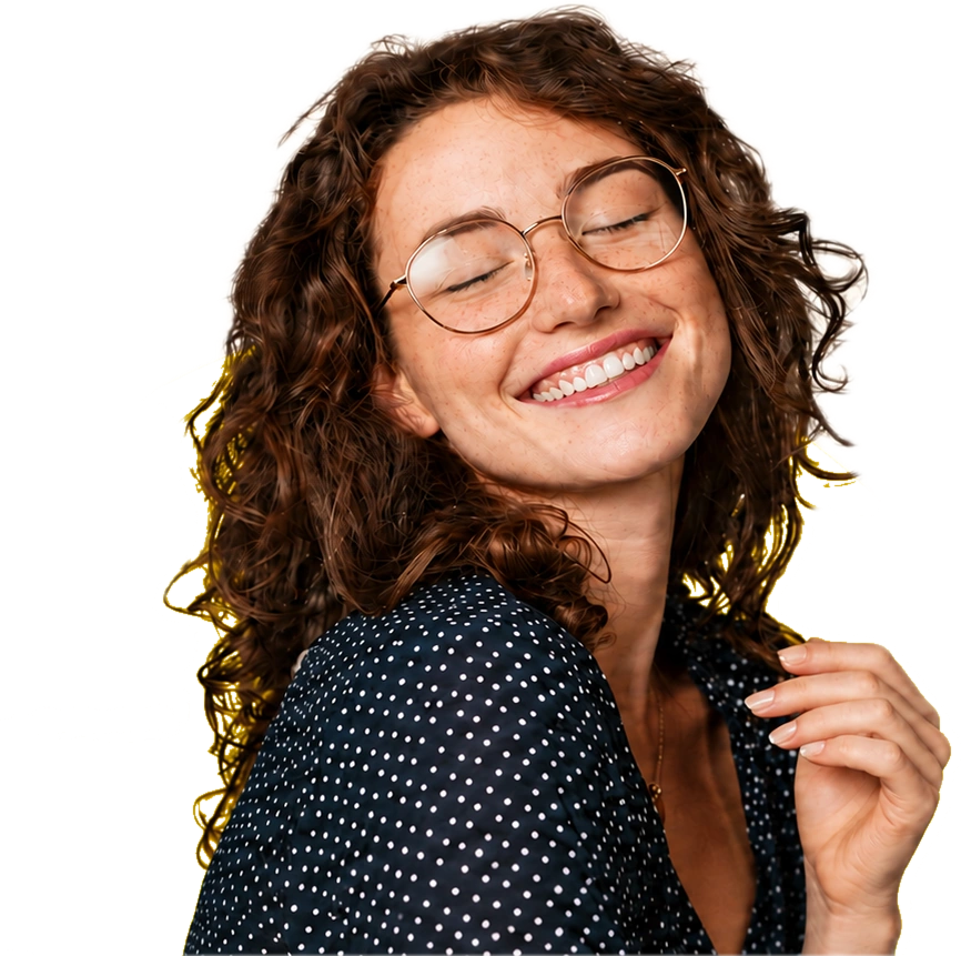 Mulher jovem de óculos e cabelo cacheado, sorrindo de olhos fechados
